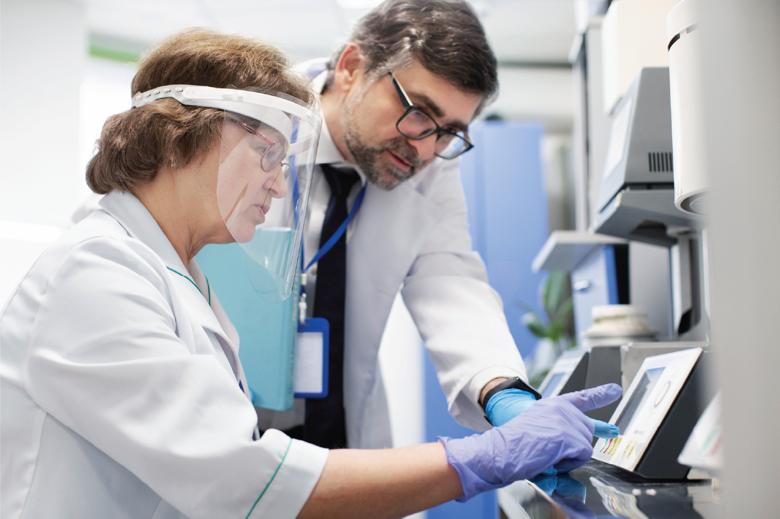 Cryo-Cell analysis machine with technician